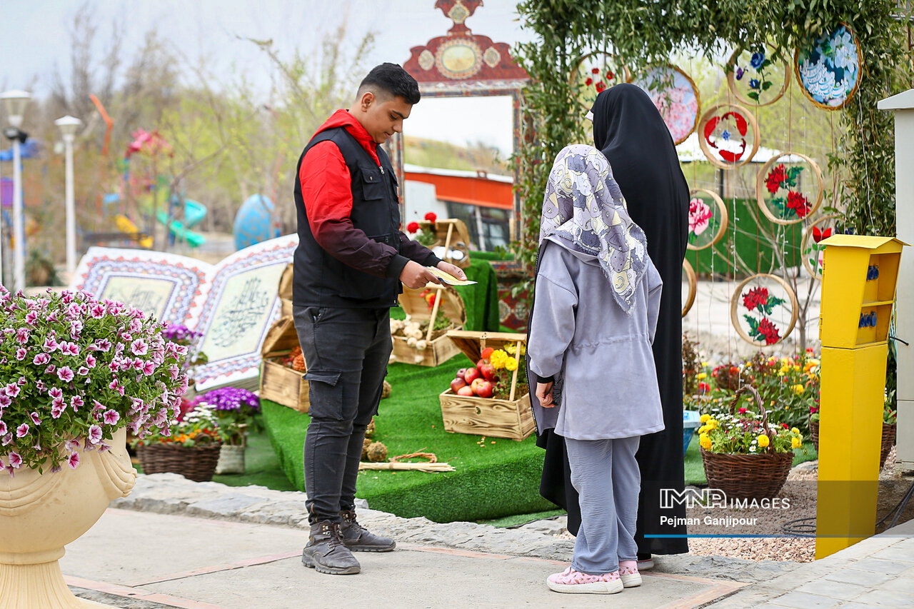 راهنمایان مسافران نوروزی در اصفهان