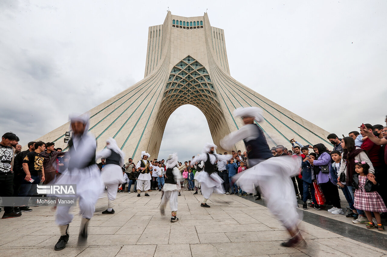 عکس/ جشنواره اقوام ایران زمین در میدان آزادی