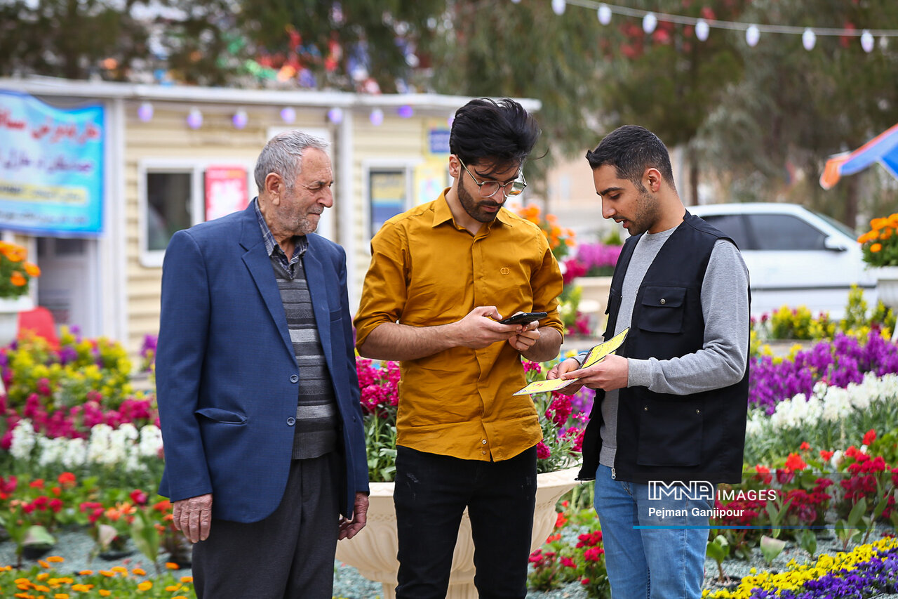 راهنمایان مسافران نوروزی در اصفهان