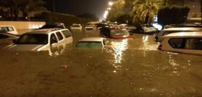 جاری شدن سیل در خیابان‌های کویت