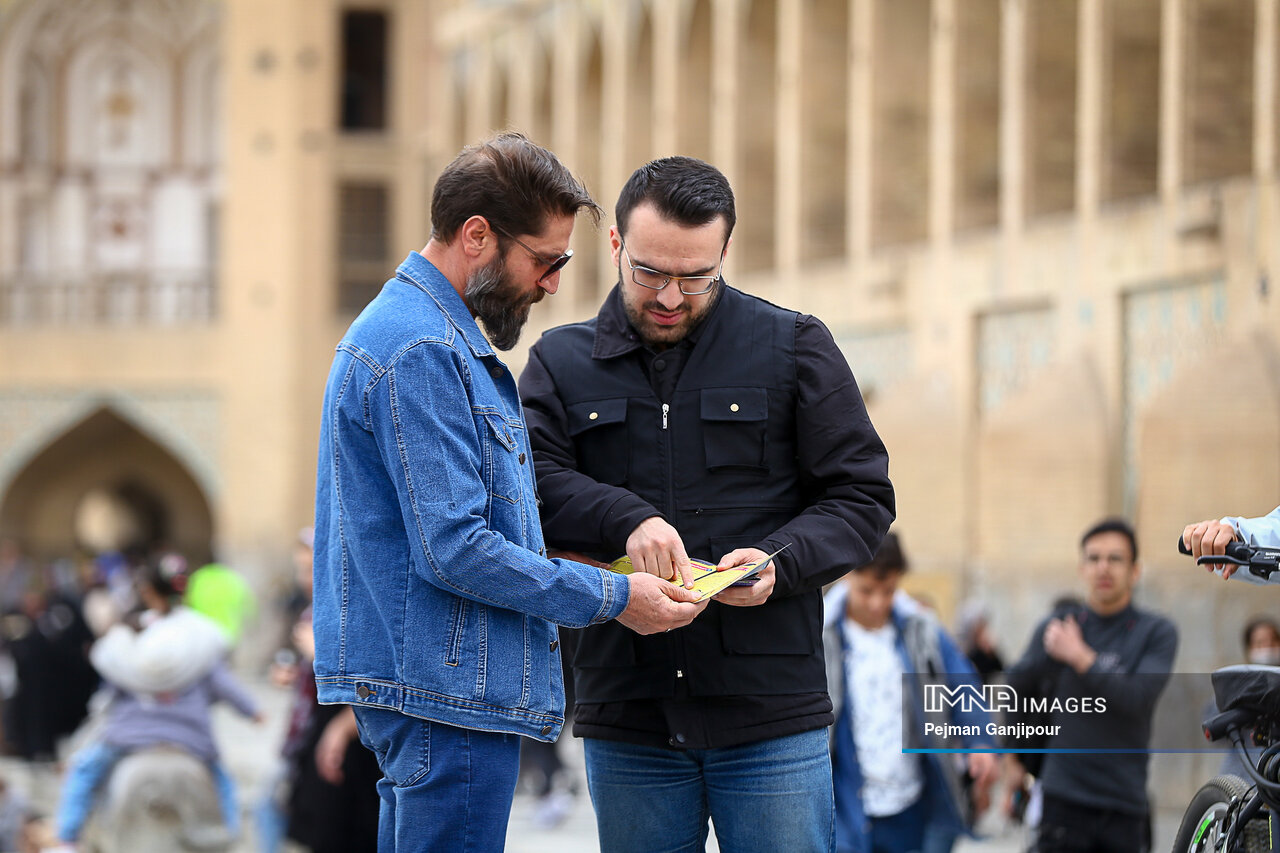 راهنمایان مسافران نوروزی در اصفهان
