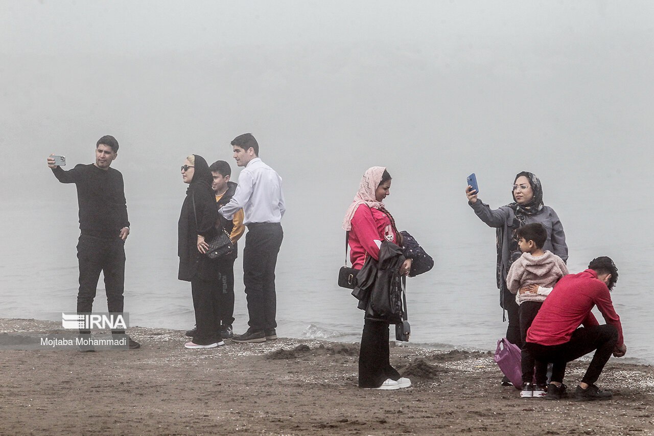 عکس/ گردشگران در ساحل بارانی انزلی