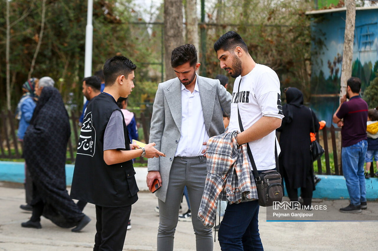 راهنمایان مسافران نوروزی در اصفهان