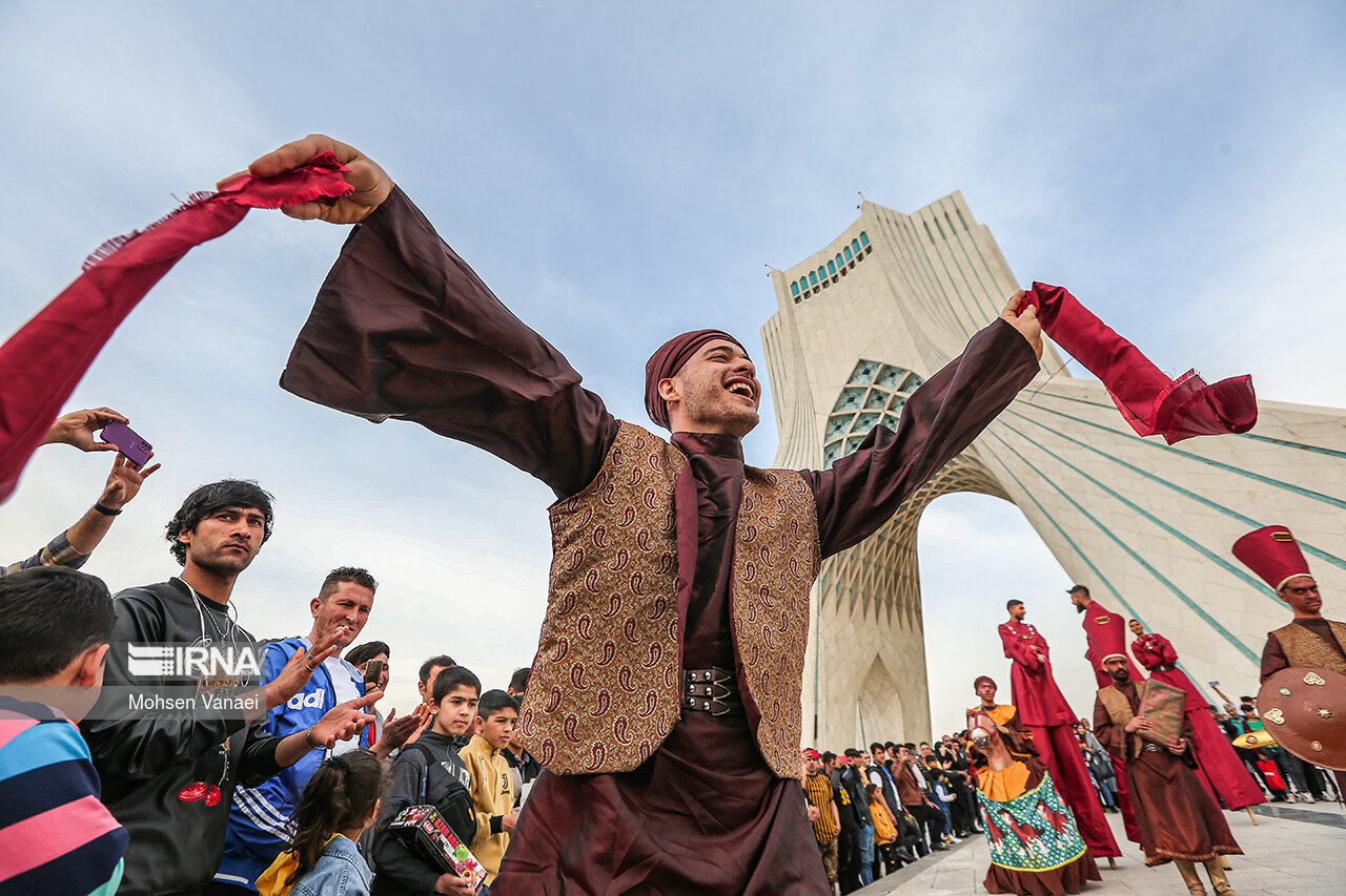 عکس/ جشنواره اقوام ایران زمین در میدان آزادی