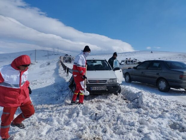 نجات سرنشینان ۲۵۲ خودروی گرفتار در برف اندیکا