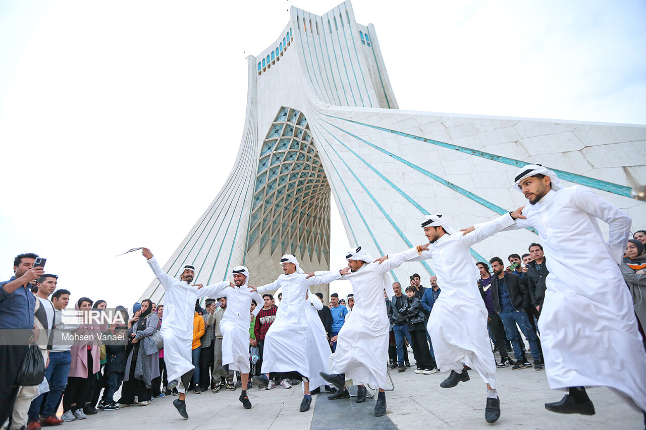 عکس/ جشنواره اقوام ایران زمین در میدان آزادی