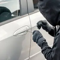 حمله وحشیانه یک زن به ماشین پارک شده برای سرقت
