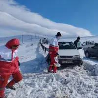 نجات سرنشینان ۲۵۲ خودروی گرفتار در برف اندیکا