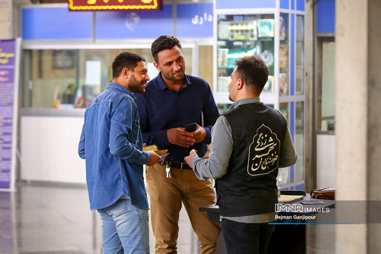 راهنمایان مسافران نوروزی در اصفهان