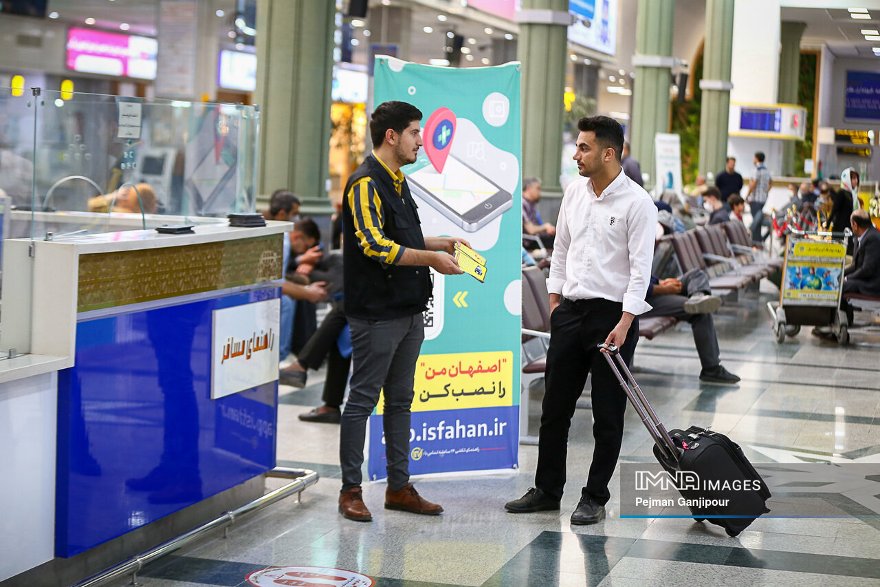 راهنمایان مسافران نوروزی در اصفهان