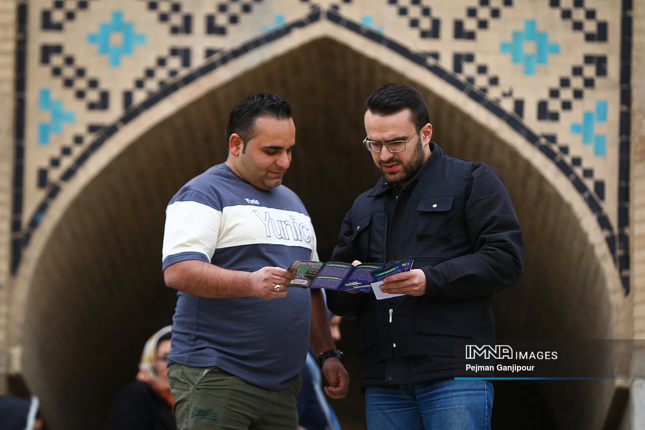 راهنمایان مسافران نوروزی در اصفهان