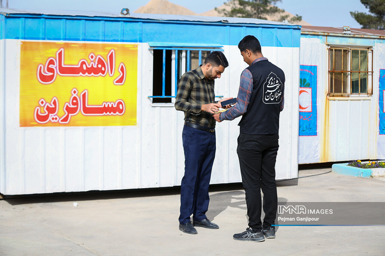 راهنمایان مسافران نوروزی در اصفهان