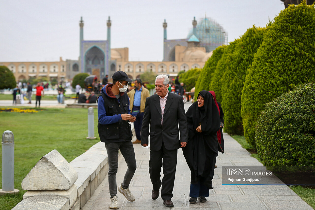 راهنمایان مسافران نوروزی در اصفهان