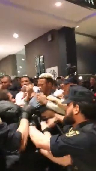 درگیری شدید پلیس با بازیکنان تیم ملی پرو!