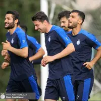 بازیکنان استقلال با روحیه بالا به تمرینات خود ادامه می دهند.
