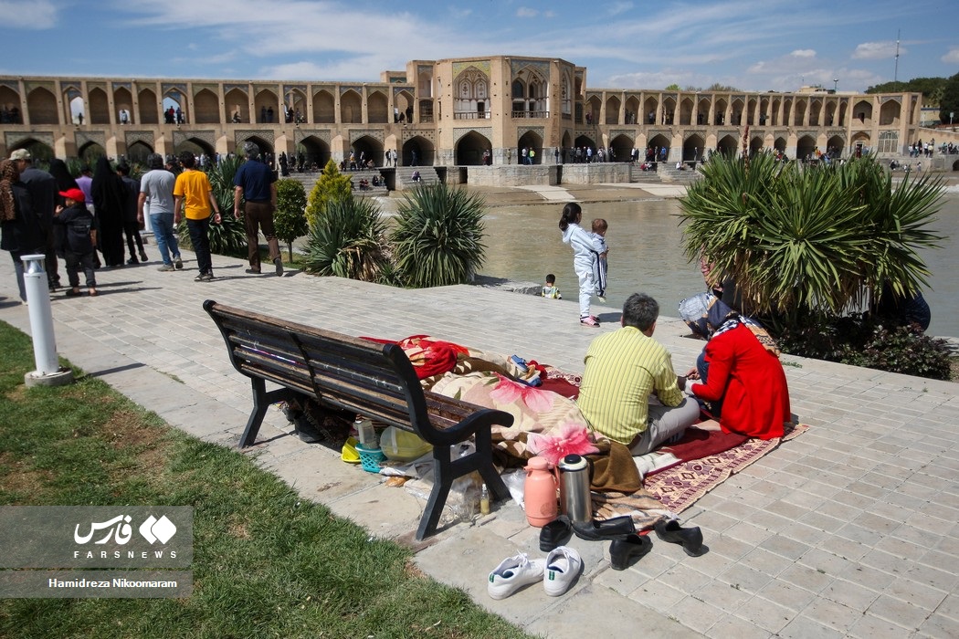 عکس/ حضور مسافران نوروزی در کنار زاینده‌رود