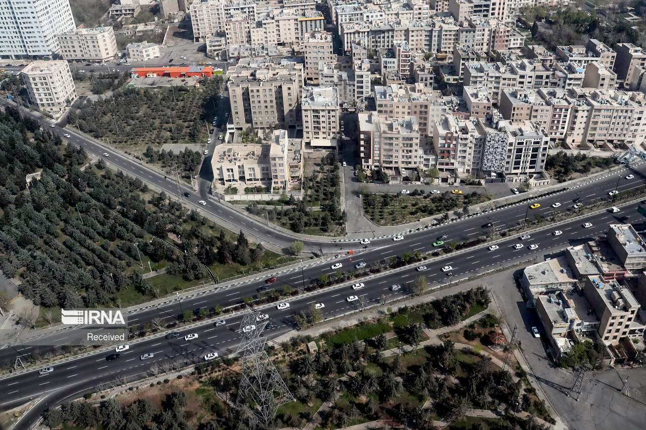 عکس/ بازدید مخبر با بالگرد از محورهای مواصلاتی بر فراز تهران 