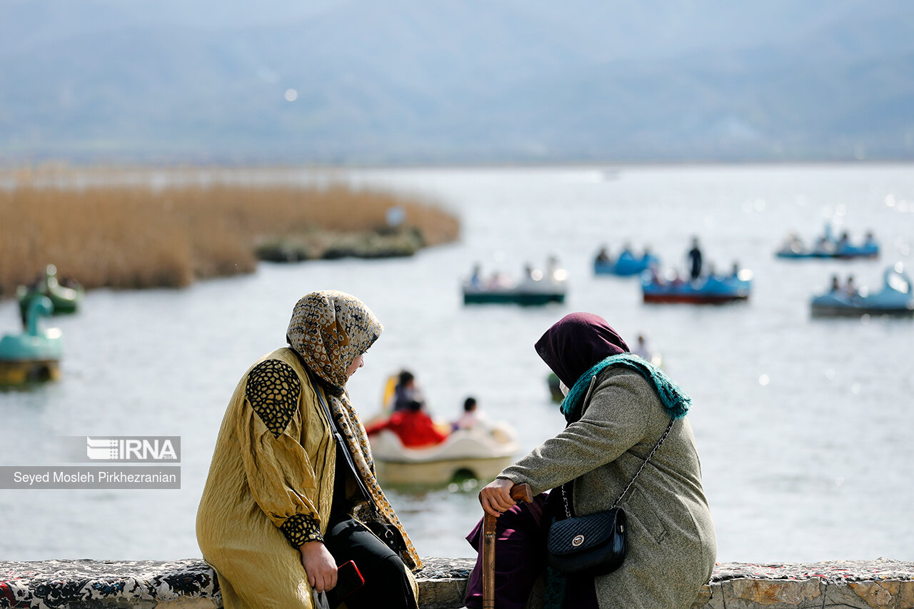 عکس/ گردشگران نوروزی در دریاچه زریبار