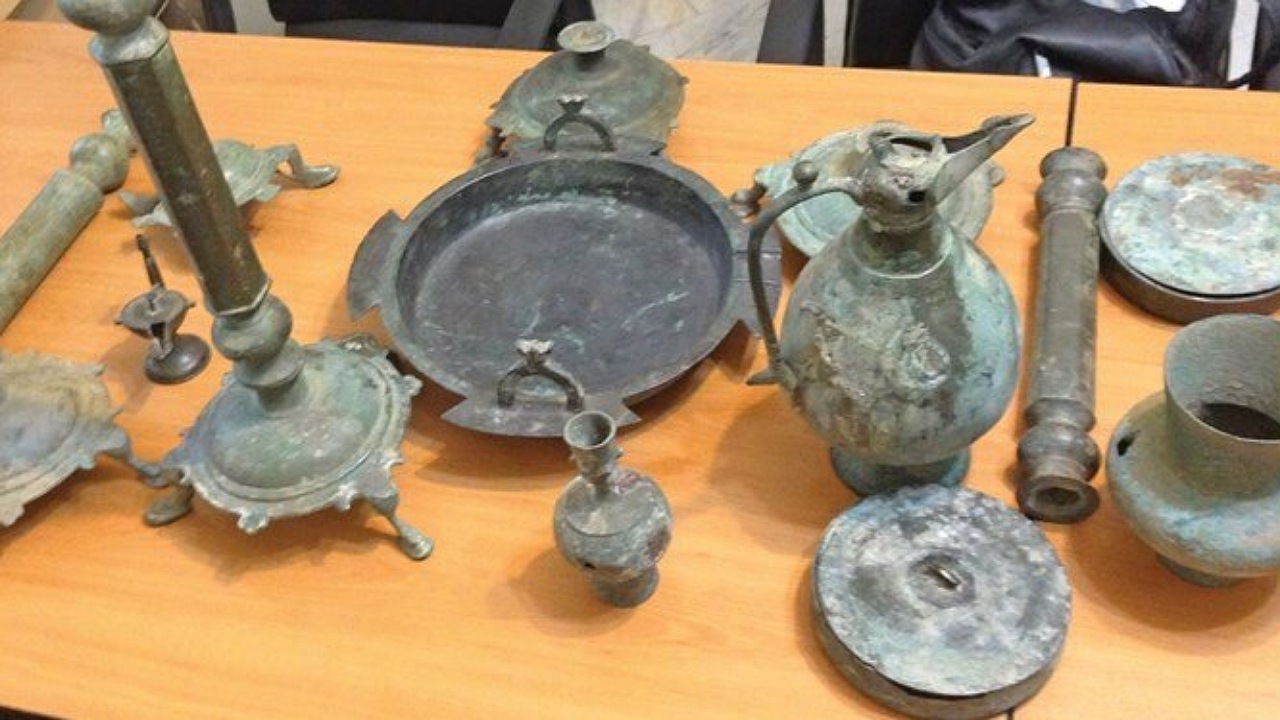 کشف ۱۴۰ شیء باستانی از 2 قاچاقچی عتیقه در گلپایگان
