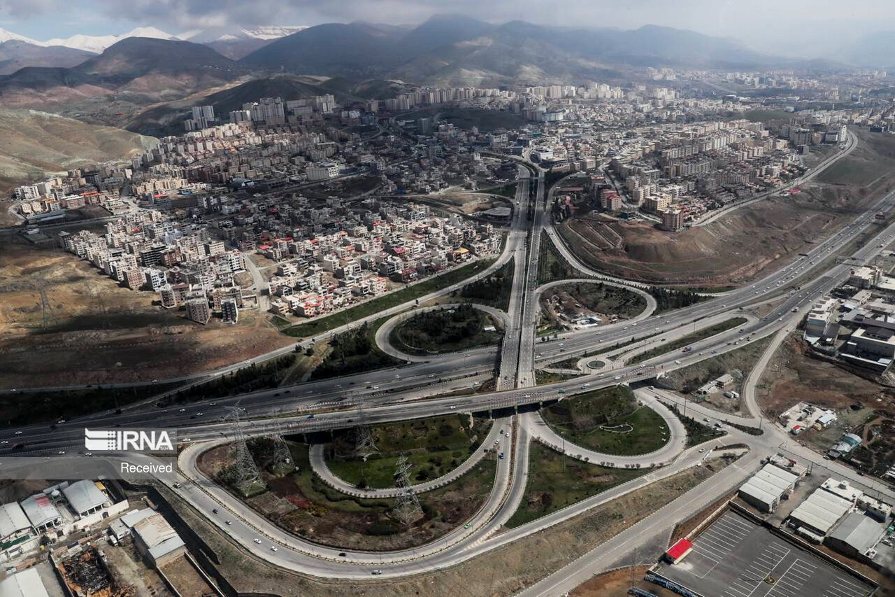 عکس/ بازدید مخبر با بالگرد از محورهای مواصلاتی بر فراز تهران 