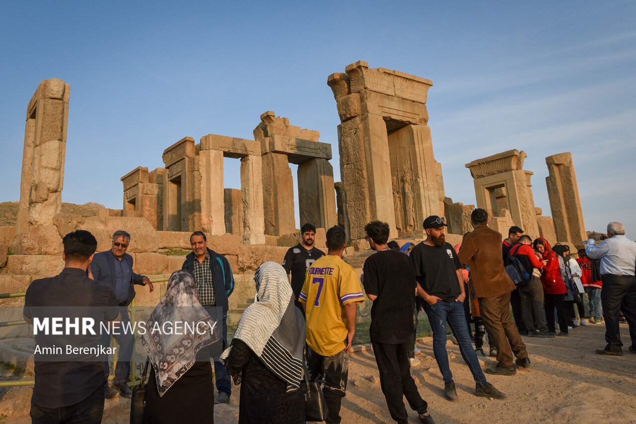عکس/ گردشگران نوروزی در میراث جهانی تخت جمشید  