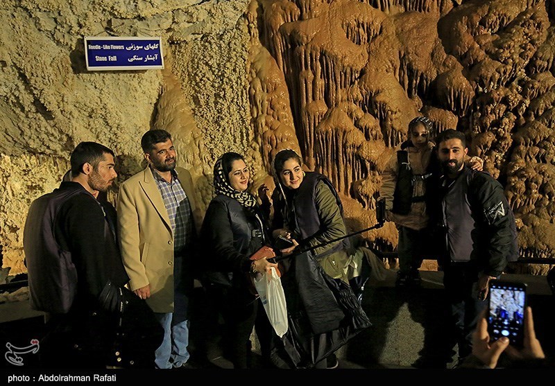 بازدید مسافران نوروزی از غار علیصدر همدان