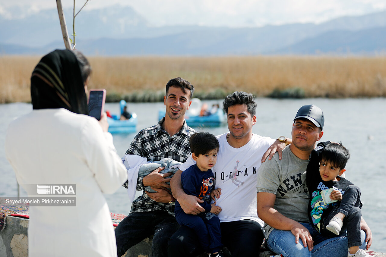 عکس/ گردشگران نوروزی در دریاچه زریبار