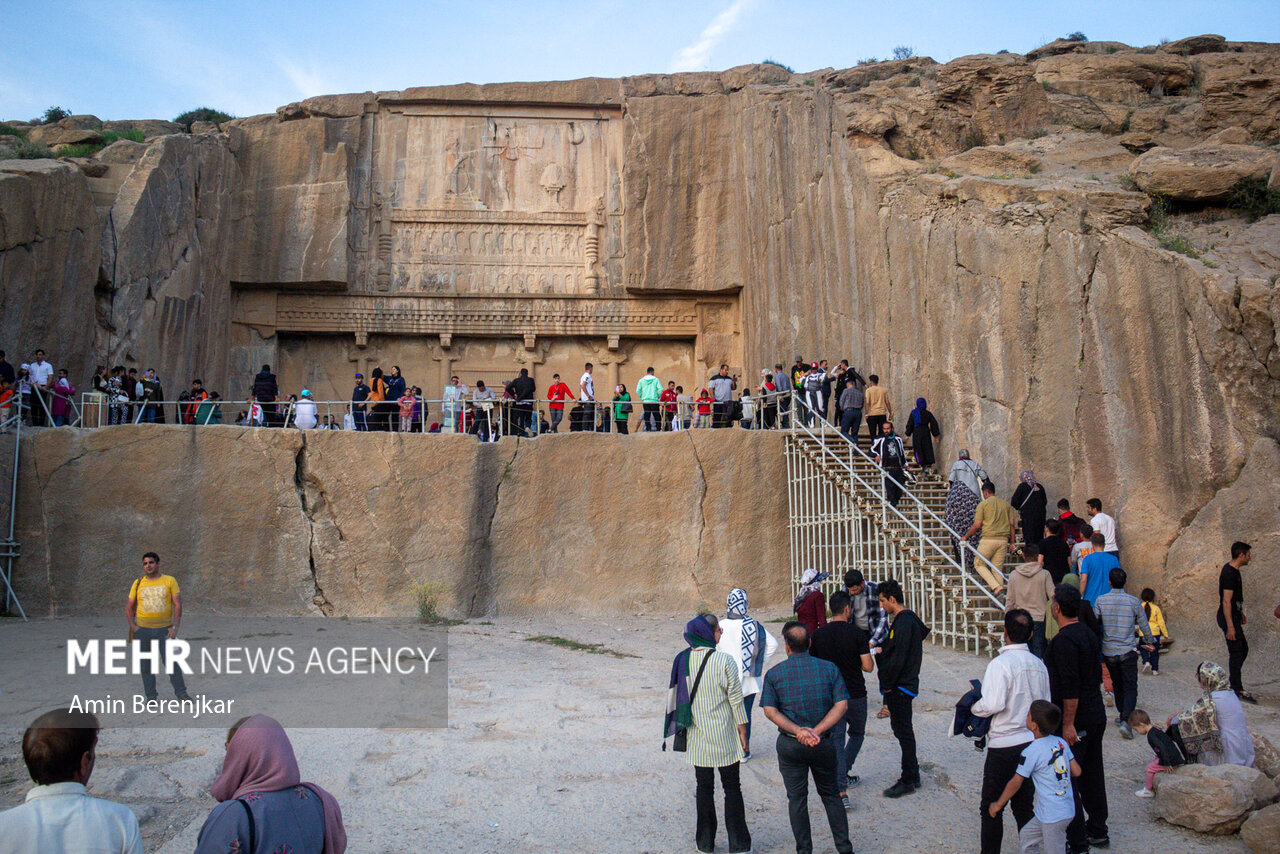 عکس/ گردشگران نوروزی در میراث جهانی تخت جمشید  