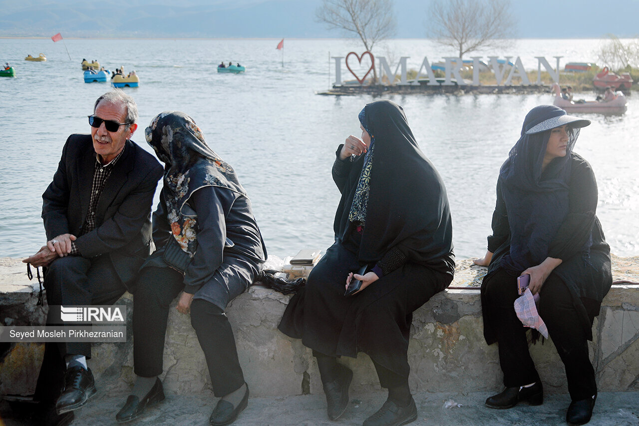 عکس/ گردشگران نوروزی در دریاچه زریبار