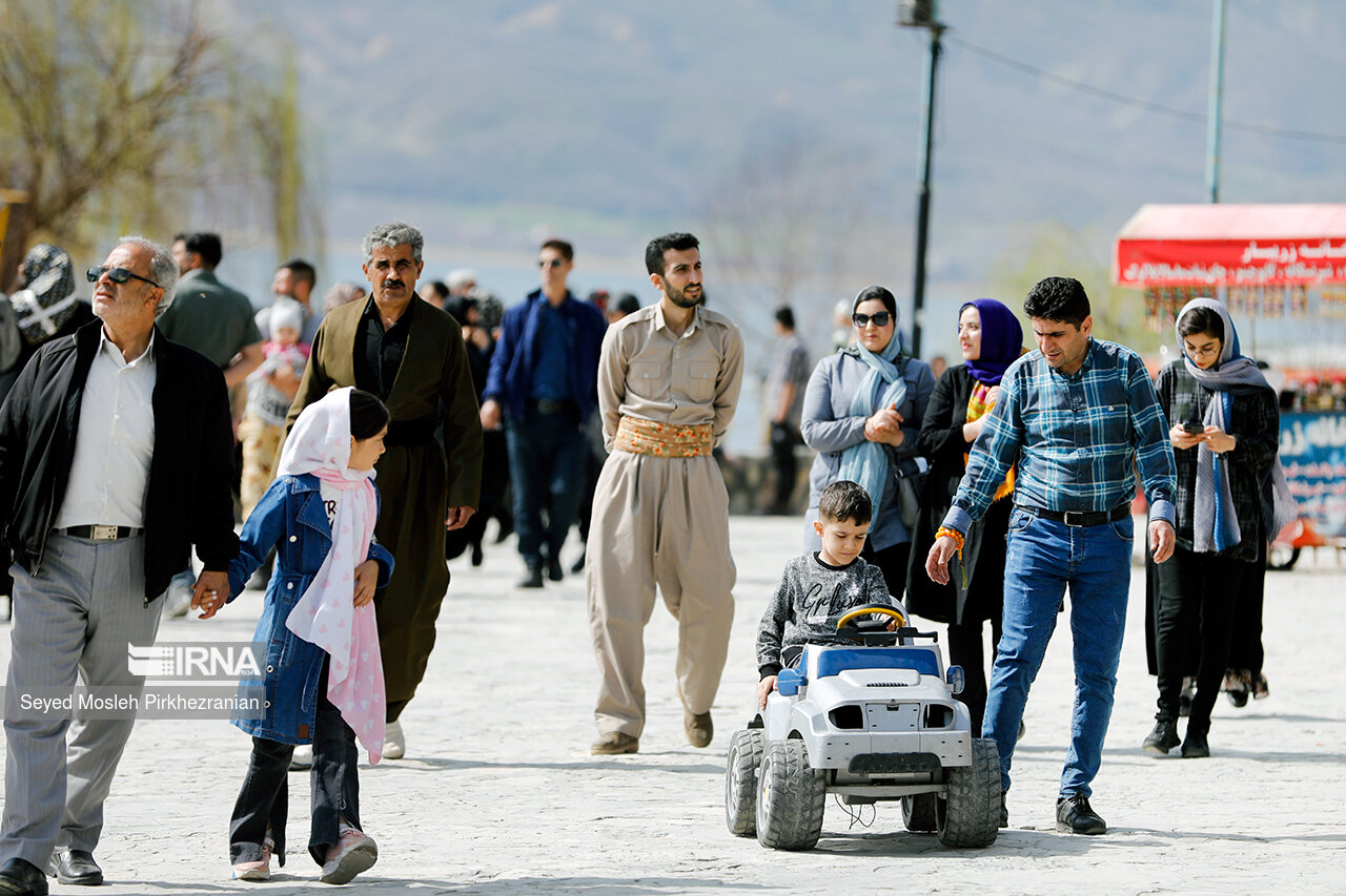 عکس/ گردشگران نوروزی در دریاچه زریبار