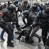 ادامه خشونت پلیس فرانسه و ضرب و شتم معترضین در خیابان‌های این کشور
