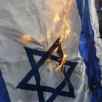 خاخام اسرائیلی پرچم رژیم صهیونیستی را پاره کرد