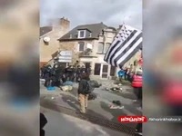 معترضان فرانسوی در حال پرتاب زباله‌ها به سمت پلیس