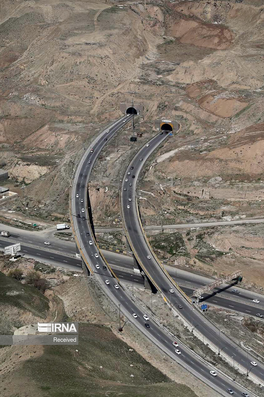 عکس/ بازدید مخبر با بالگرد از محورهای مواصلاتی بر فراز تهران 