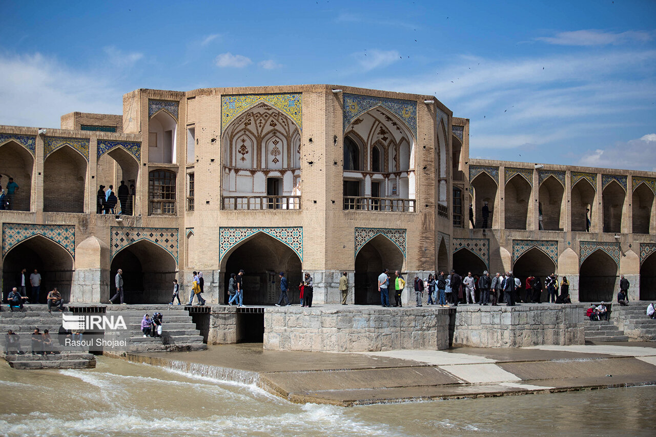 عکس/ گردشگران نوروزی در حاشیه زاینده رود