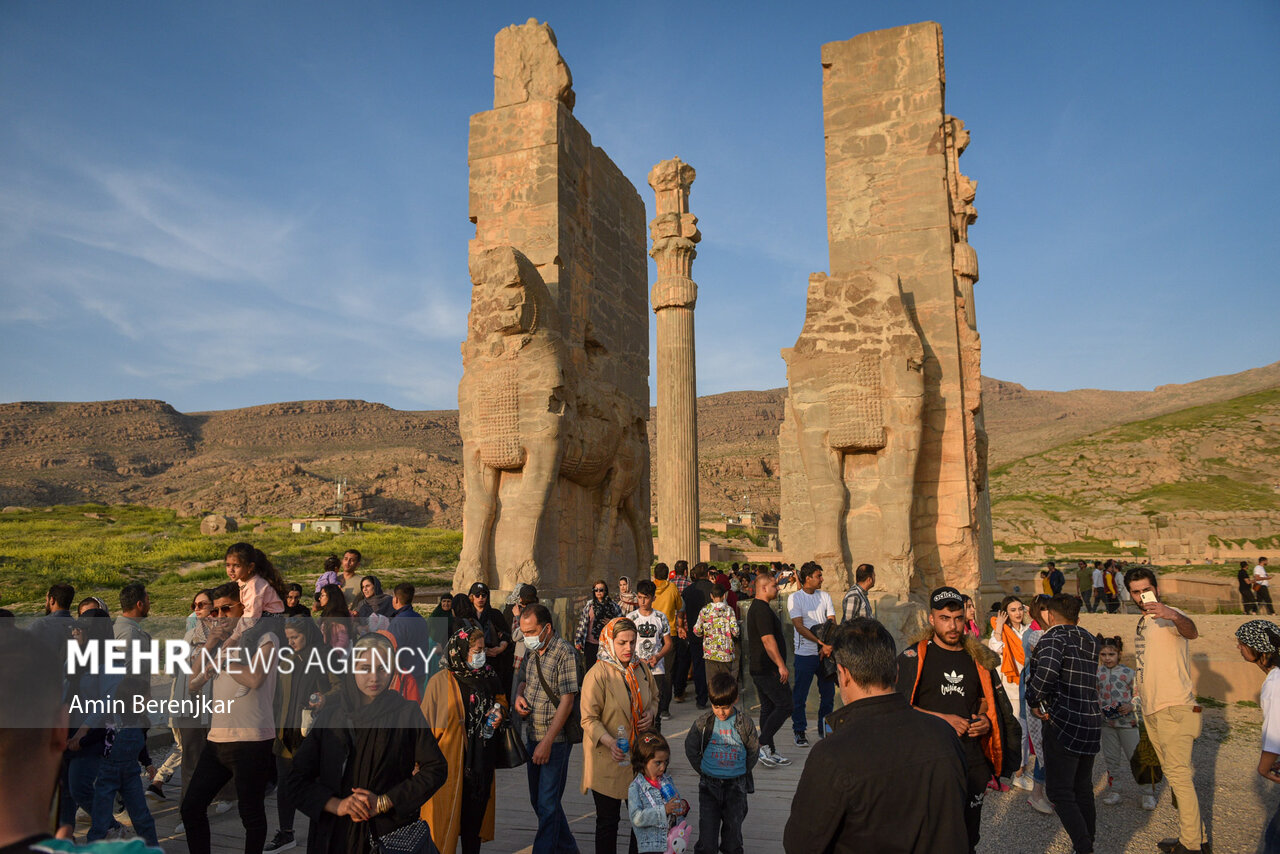 عکس/ گردشگران نوروزی در میراث جهانی تخت جمشید  