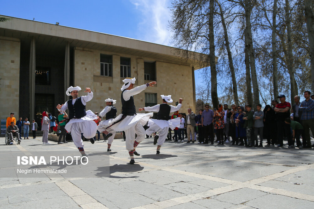 عکس/ مسافران نوروزی در کاخ موزه نیاوران