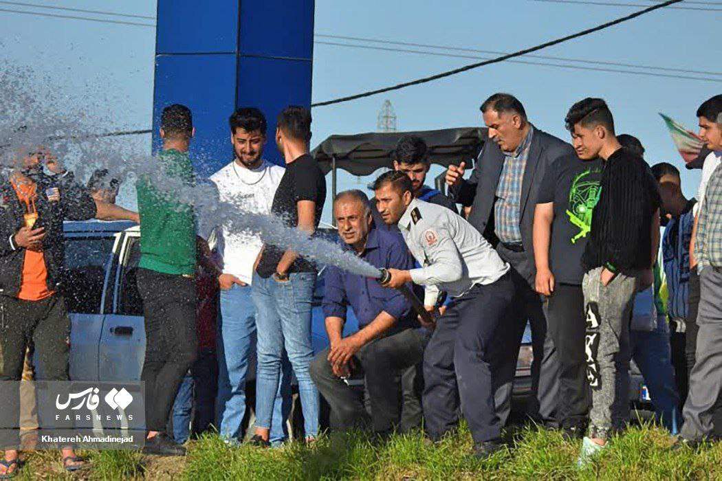 عکس/ فوتچَل در گل‌ولای و شالیزارهای گیلان
