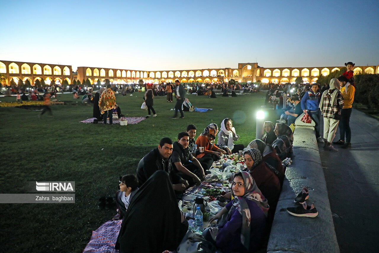 عکس/ افطاری نوروزی اصفهانی ها
