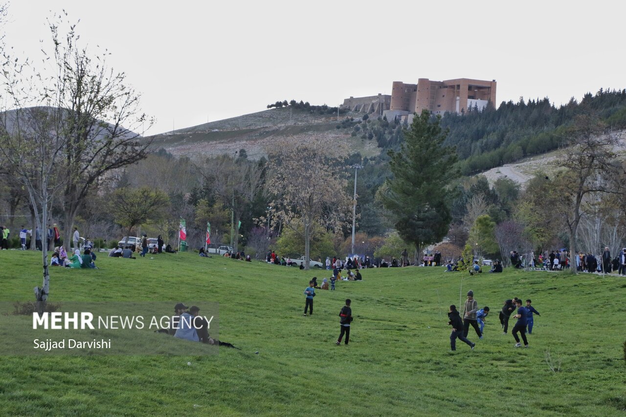 حضور گردشگران نوروزی در پارک و دریاچه کیو خرم‌آباد