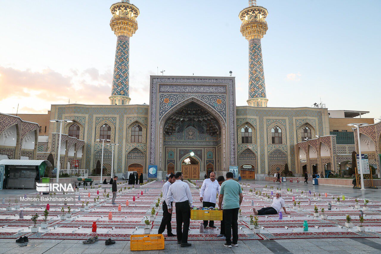 عکس/ افطار ساده در حرم مطهر رضوی
