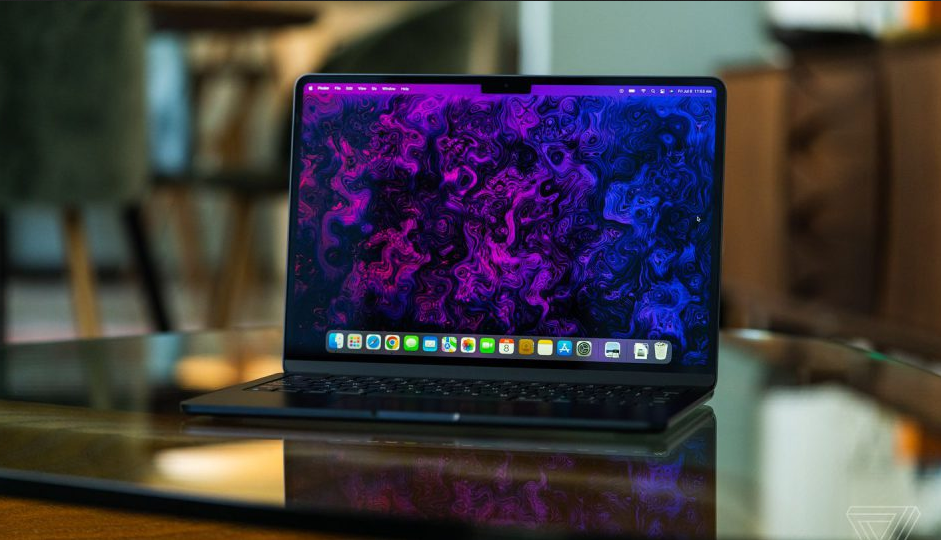 اپل روی یک MacBook Air جدید با نمایشگر OLED کار می‌کند