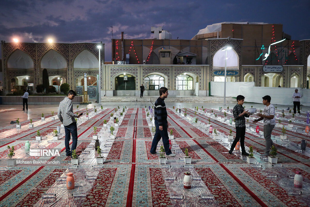 عکس/ افطار ساده در حرم مطهر رضوی