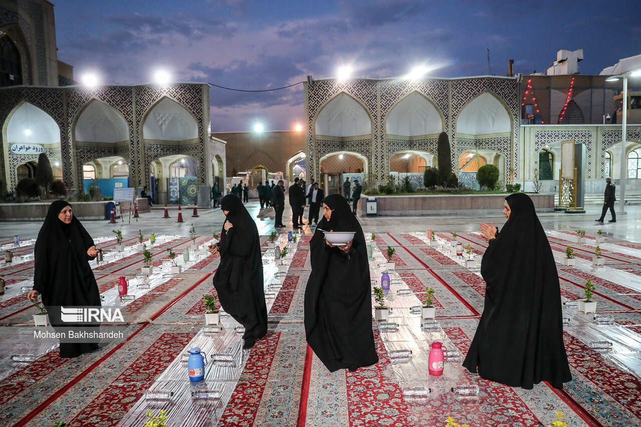 عکس/ افطار ساده در حرم مطهر رضوی
