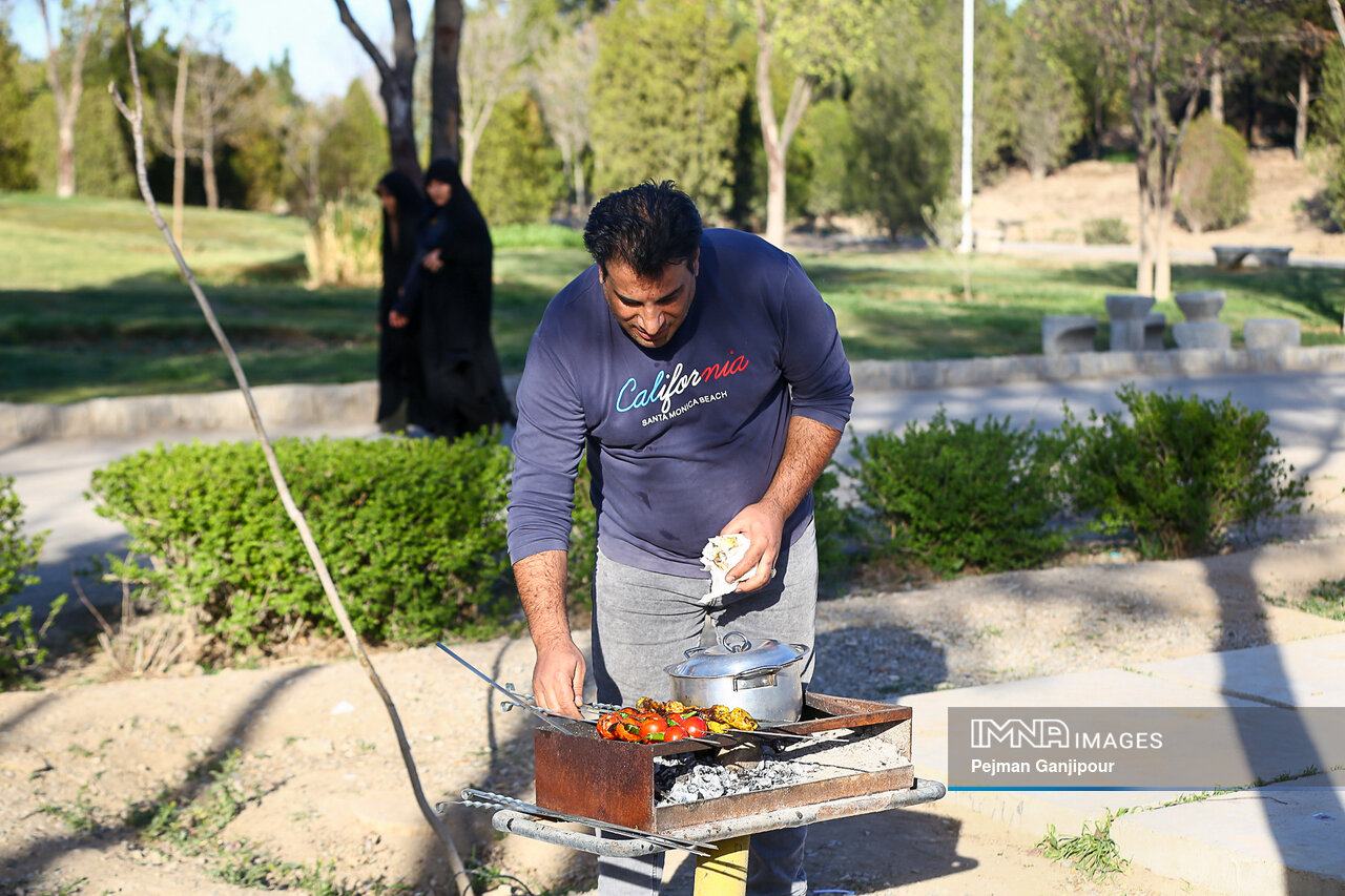 عکس/ مسافران نوروزی در "باغ فدک" شهر اصفهان 