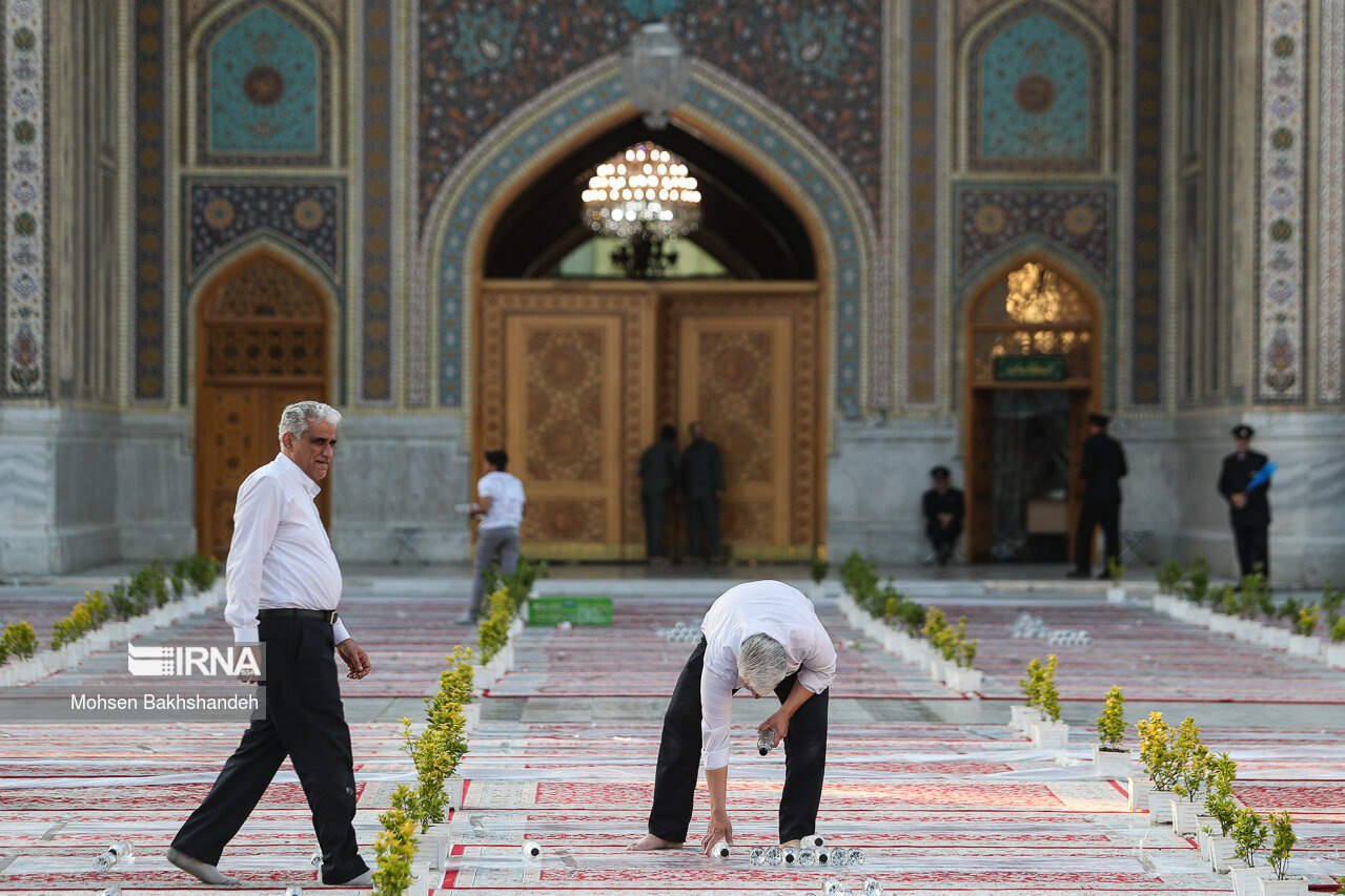 عکس/ افطار ساده در حرم مطهر رضوی