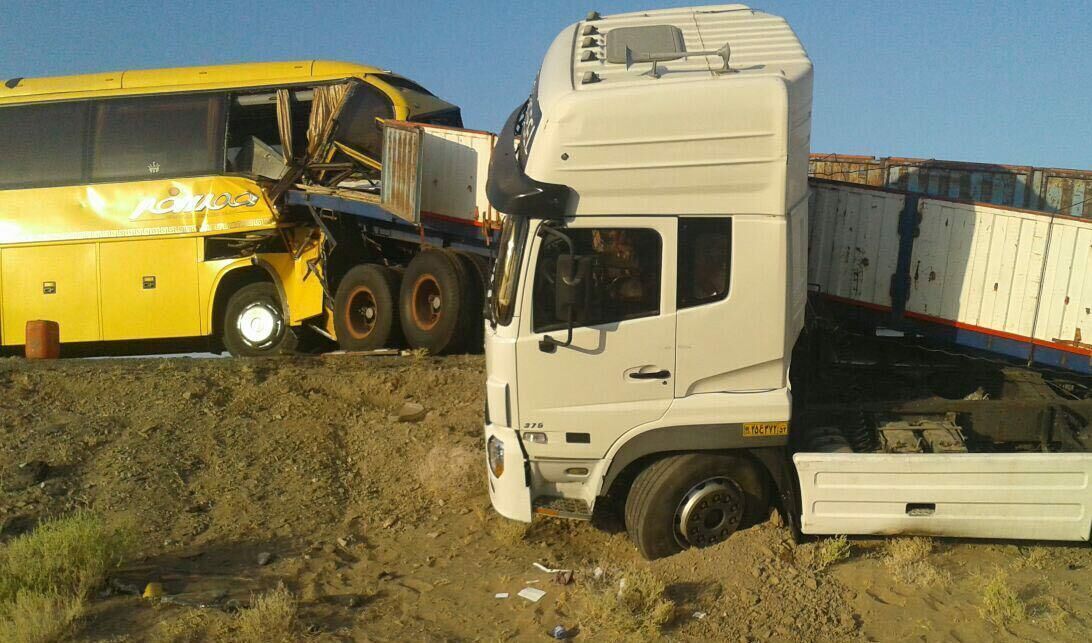 تصادف اتوبوس با کامیون در محور سمنان-آرادان؛ ۲۷ نفر مصدوم شدند