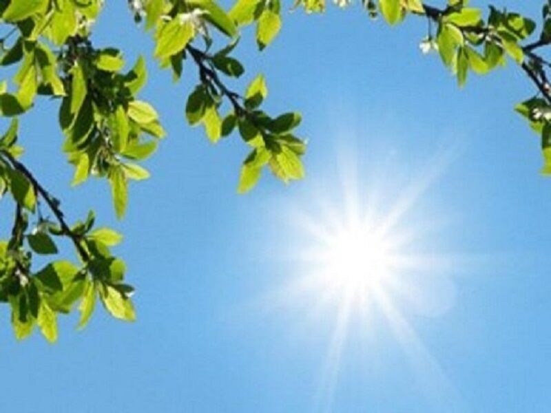 آسمان قزوین در روز طبیعت صاف و آفتابی است