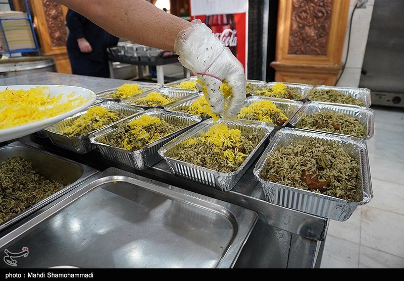 عکس/ طبخ و توزیع افطاری در حرم مطهر حضرت عبدالعظیم حسنی (ع)