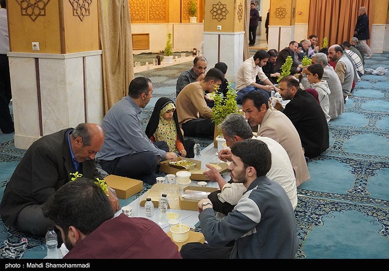 عکس/ طبخ و توزیع افطاری در حرم مطهر حضرت عبدالعظیم حسنی (ع)